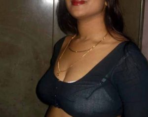 desi indian housewife showing cleavage