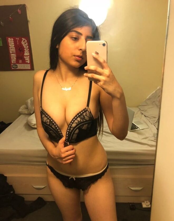 pretty hot desi chick