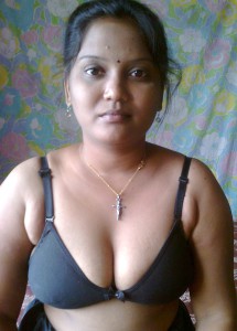 bra wearing indian bhabi pic