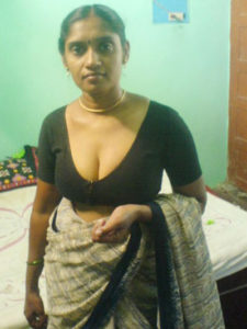 hot desi bhabhi removing saree showing big boobs