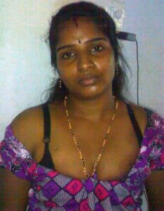 hot south indian bhabhi deep cleavage boobs pic