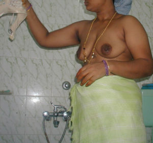 desi indian babe taking shower
