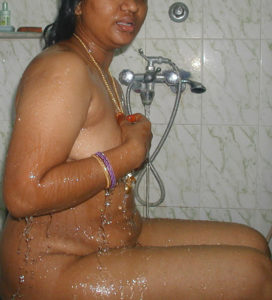 bhabhi bathing horny pic