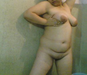 aunty naughty bath pose