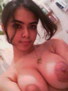 desi babe big round boobs nude bathroom selfie