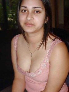 Amateur Bhabhi hot sexy cleavage pic