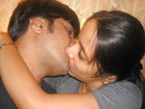 Amateur Couple hot kissing pic