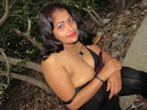 Desi Aunty nude big boobs pic