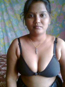 Desi Bhabhi big tits hot cleavage pic