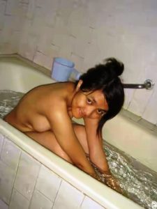 Desi girl sit naked in bathtub