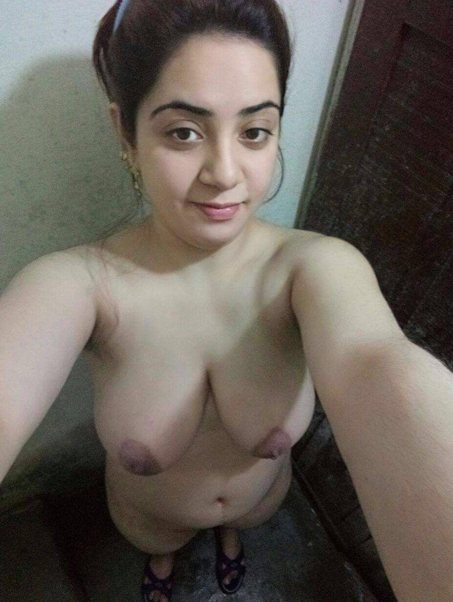 Pakistani Bhabhi Filming Her Naked Porn Pics - photo 9