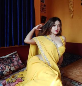 doodhwali big boob Indian yellow saree