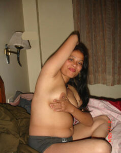 pretty desi horny aunty