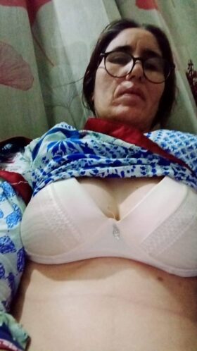 mature pakistani aunty showing boobs